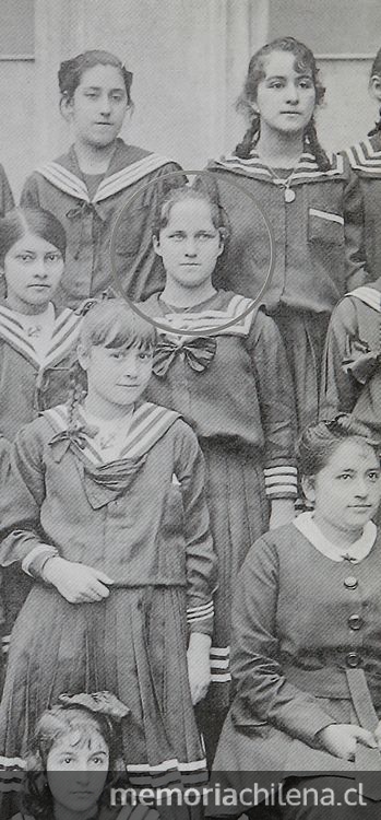 Elena Caffarena con sus compañeras de liceo en Iquique Elena Caffarena con sus compañeras de liceo en Iquique