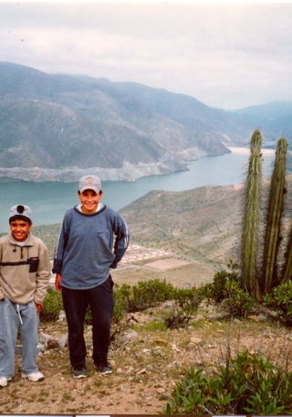 Como parte de la muestra fotogrfica, Felipe Daz, Simn Pvez y Bernardo Aquez observan el valle inundado, 1999.