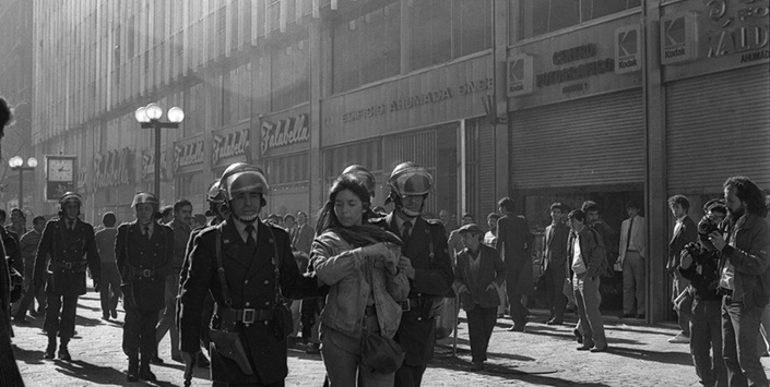 Manifestantes detenidas por carabineros