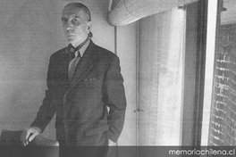 Armando Uribe en su departamento de Santiago