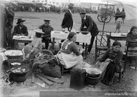 Familias feriantes almorzando ya terminada la feria