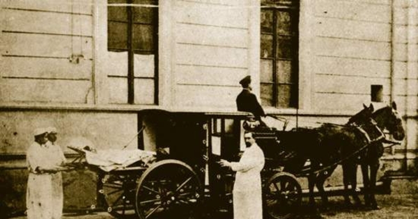 Introducción de enfermo en carruaje de ambulancia, hacia 1910