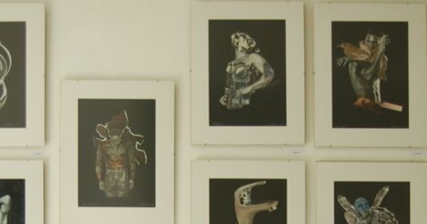 Alejandro Sieveking junto a su obra plástica, 2008