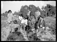Retrato de niños y niñas en el campo