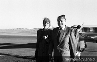 Patricio Aylwin A. junto a su mujer Leonor caminando por la pista de un aeropuerto