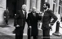 En el centro, el Presidente de la comisión de Verdad y Reconciliación, Raúl Rettig. Santiago, Palacio de la Moneda, 15 de julio, 1990.