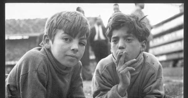 Dos niños vagos, uno fumando, ca. 1970