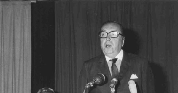 Julio Barrenechea en el homenaje de Gabriela Mistral, 1970