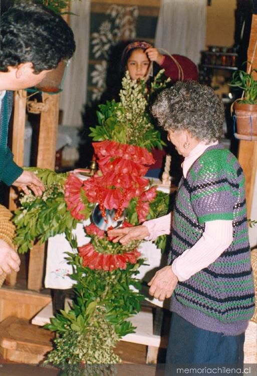 Mujer venera cruz de copihues, San Pedro, Concepción, 1995