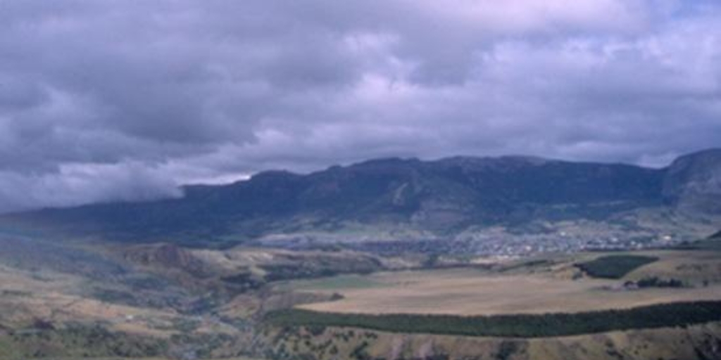 Vista de Coyhaique desde mirador, Aysén, 2001