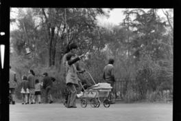 [Mujer con sus dos hijos] : Quinta Normal