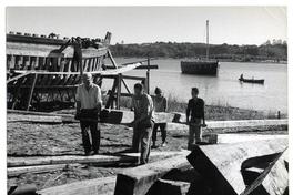 [Trabajadores en sus labores de construcción en los] Astilleros del Maule