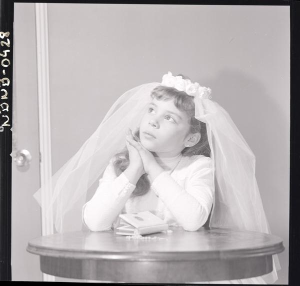 [Niña en el día de su Primera Comunión]