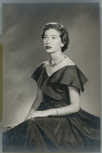 [Mujer joven de traje largo oscuro, amplio y escotado]