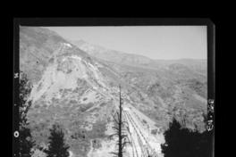 [Desarrollo de las tuberías desde la chimenea de equilibrio hasta la central y el entorno con gran vegetación en que predominan los cipreses]