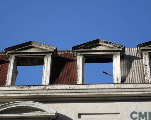 Imagen del monumento Edificio que se levanta entre Avenida Errázuriz y calle Blanco, enfrentando al crucero de Pasaje Ross