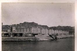 [Edificio : Almacenes Fiscales de Valparaíso, vista del mar y cerros]