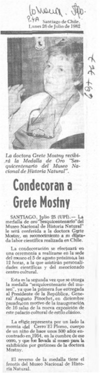 Condecoran a Grete Mostny. Condecoran a Grete Mostny.