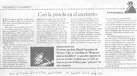 Con la pistola en el escritorio Con la pistola en el escritorio