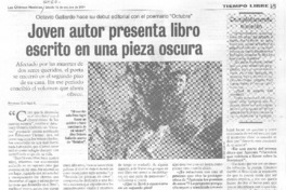 Joven autor presenta libro escrito en una pieza oscura Joven autor presenta libro escrito en una pieza oscura