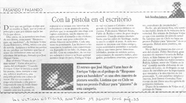 Con la pistola en el escritorio
