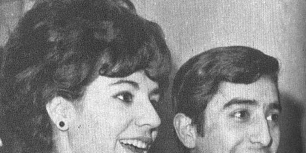 Carlos Contreras acompañado de Silvia Olivares, secretaria del sello Demon, 1966