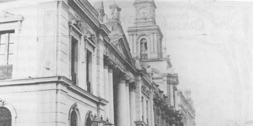 Faroles a gas iluminan la Plaza de Armas de Santiago, 1902