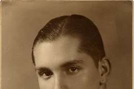 Hombre joven de facciones finas, con una camisa blanca de cuello alto, 1925
