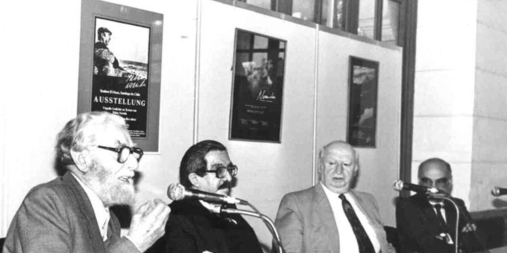 Volodia Teitelboim en homenaje a Pablo Neruda, junto al escritor Francisco Coloane y el crítico Luis Sánchez Latorre