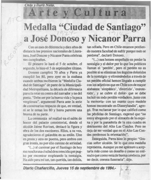 Medalla "Ciudad de Santiago" a José Donoso y Nicanor Parra  [artículo].