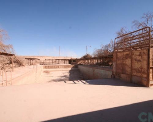 Imagen del monumento Entorno que indica de la oficina salitrera Pedro de Valdivia