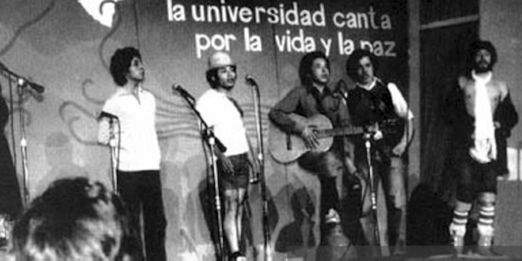 La Orquesta Afónica, -formada por estudiantes de la universidad-, durante el III Festival del Cantar Universitario, 1979