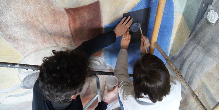 Conservación de pintura mural en la ex estación de ferrocarriles de Concepción. Archivo CNCR