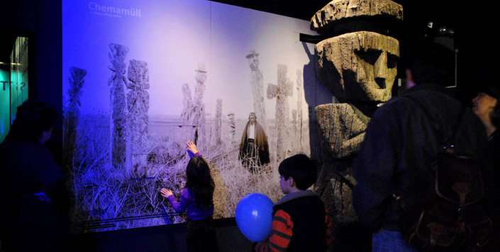 Chemamüll, parte de la donación de Tomás Stom Arévalo, en su contexto en exhibición.