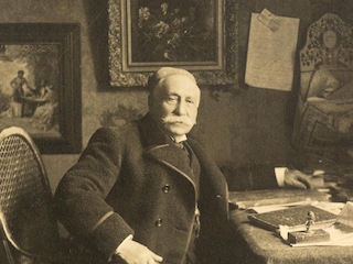 Eusebio Lillo sentado ante su mesa de trabajo, en su residencia de calle Chacabuco, 1906