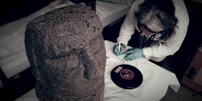 Detalle de diadema Pascuense de plumas blancas y adornos carmín.