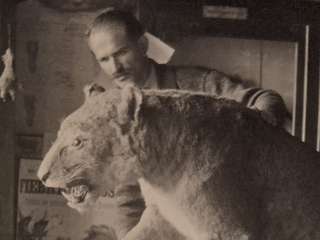 José Carpeneto con leona