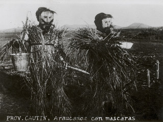 "Prov. Cautín. Araucanos con máscaras"