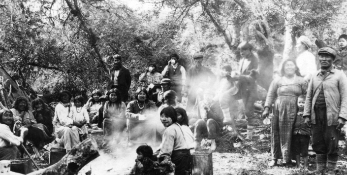 Martin Gusinde. Mujeres y hombres yaganes en Mejillones, Isla Navarino. 1922.