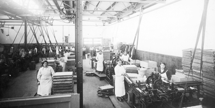 Mujeres trabajadoras en la industria de fósforos de Talca, 1935. Colección Museo Histórico Nacional.