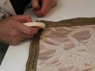 Imagen que documenta la intervención del vestuario de la virgen niña