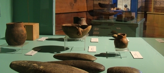 En primer plano, vitrina "Pueblos agricultores"