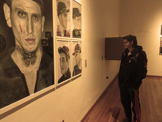 Jóven apreciando las obras de "Coordenadas de Independencia"