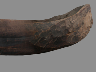 Vista lateral de la banda de estribor de canoa monóxila kawésqar