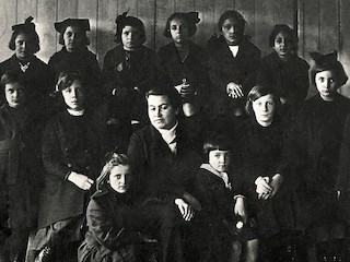Gabriela Mistral junto a sus alumnas del Liceo de Punta Arenas, hacia 1919
