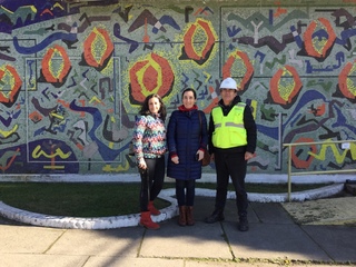 Junto al mural de Olmos