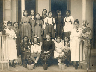 Alumnas y profesoras del 5° año de la Escuela N° 43. 21 octubre de 1926.