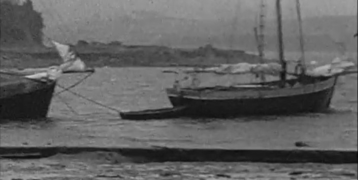 Embarcaciones en el muelle de Ancud después del terremoto. Fuente: Terremoto 1960, viaje a la zona devastada. Archivo Patrimonial USACH