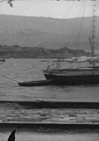 Embarcaciones en el muelle de Ancud después del terremoto. Fuente: Terremoto 1960, viaje a la zona devastada. Archivo Patrimonial USACH