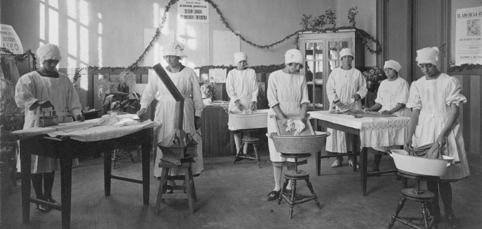 Alumnas en clase de Puericultura y Educación para el Hogar. Escuela Vocacional de la República. 1926. Archivo Fotográfico.